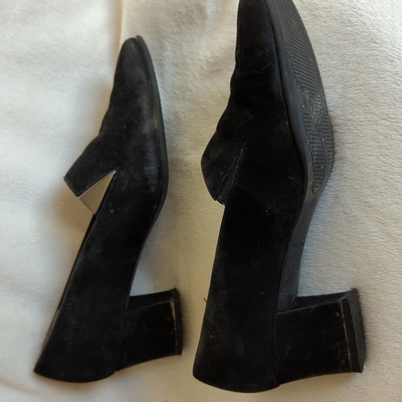 Naturalizer black suede shoes, 2 inch heel, size 7M - Picture 3 of 6